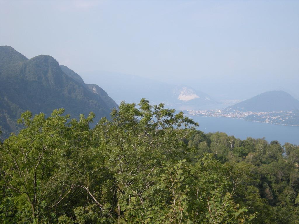 La Casa Del Borgo Bed & Breakfast Brissago-Valtravaglia Bagian luar foto
