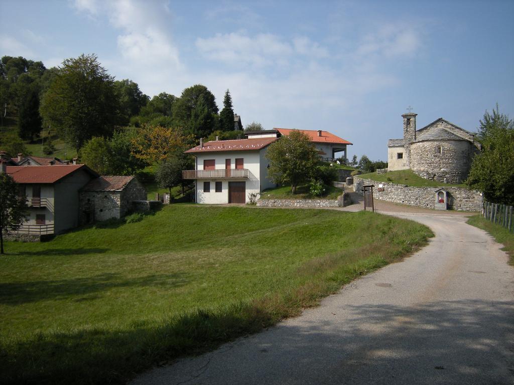 La Casa Del Borgo Bed & Breakfast Brissago-Valtravaglia Bagian luar foto
