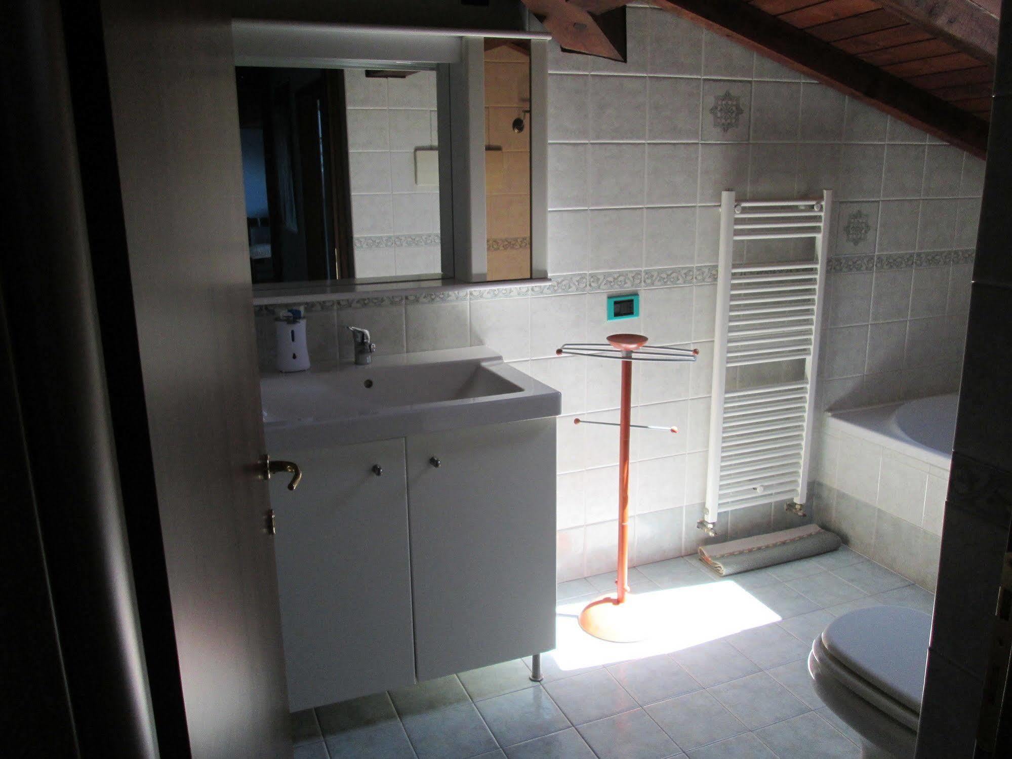 La Casa Del Borgo Bed & Breakfast Brissago-Valtravaglia Bagian luar foto
