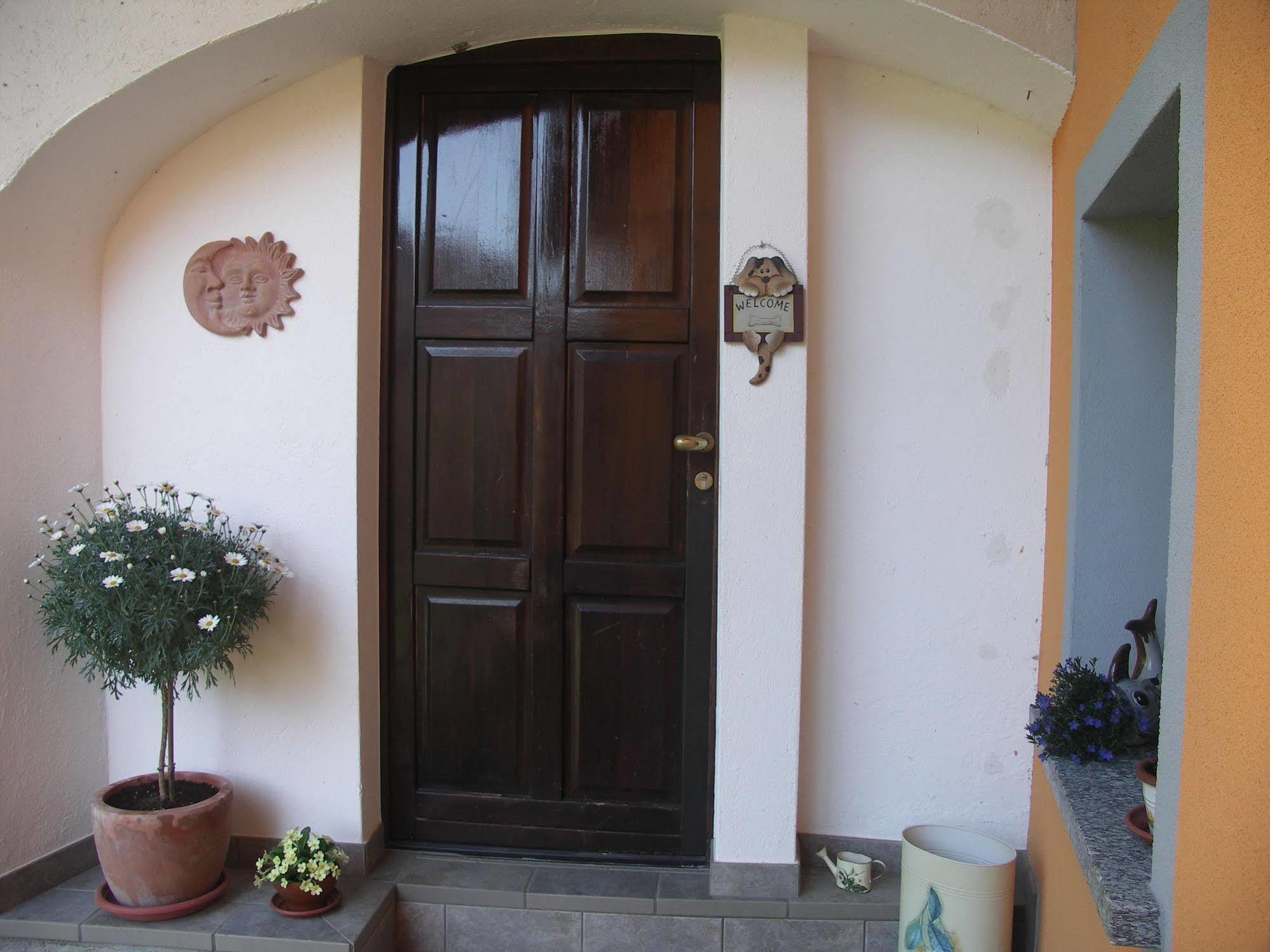 La Casa Del Borgo Bed & Breakfast Brissago-Valtravaglia Bagian luar foto