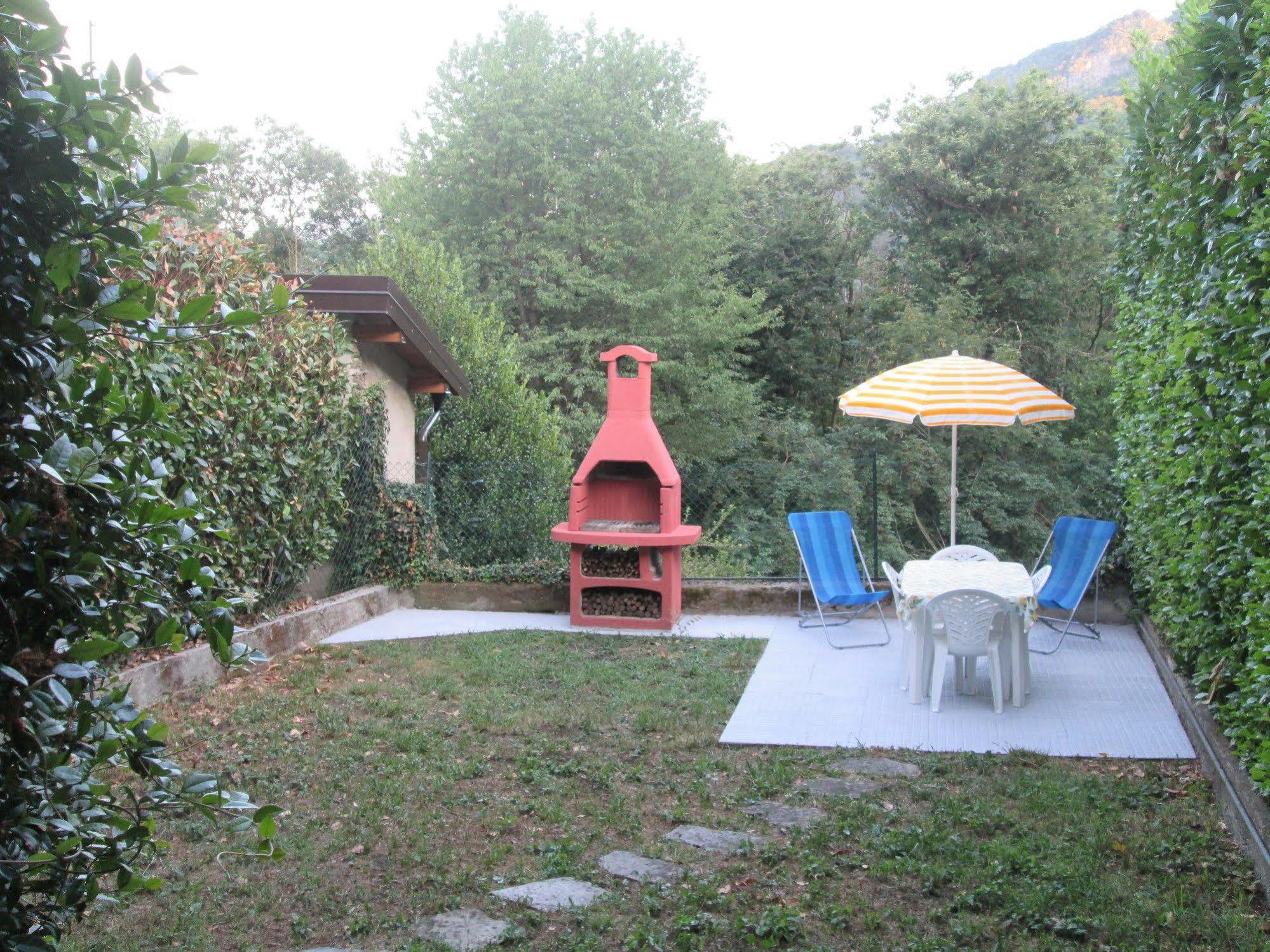 La Casa Del Borgo Bed & Breakfast Brissago-Valtravaglia Bagian luar foto